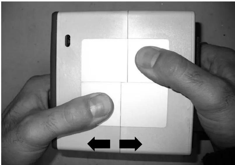 Diagram showing how to squeeze apart the cover during battery replacement