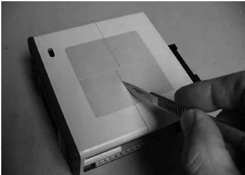 Diagram showing how to cut the label along the connecting line